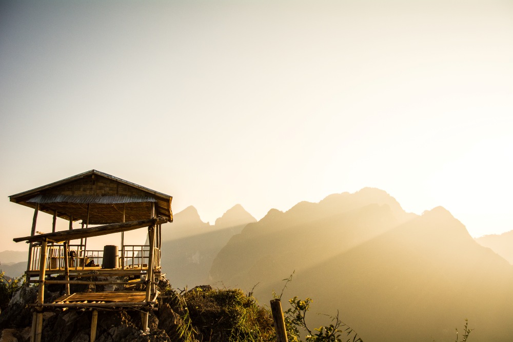 La cabane sur le dessus à la montagne à Nong Khiaw